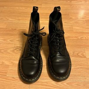 NWOT DR. MARTENS 1460 Womens Boots